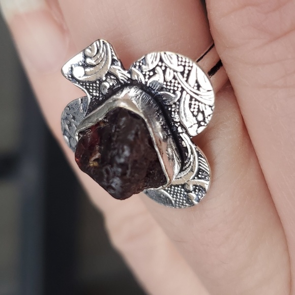 New Rough Natural Mozambique Garnet Carved 925 Silver Club Ring. - Picture 11 of 12